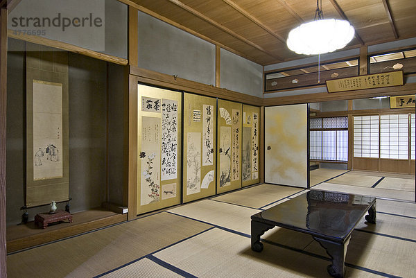 Ein mit Tatami gestalteter Raum mit einer Wandnische  traditionelle Innenausstattung einer Wohnung  Kyoto  Japan  Asien