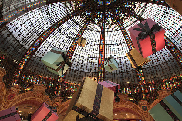 Jugendstil-Kuppel der großen Halle  große Geschenkpakete  Kaufhaus GalÈries Lafayette  Paris  Frankreich  Europa