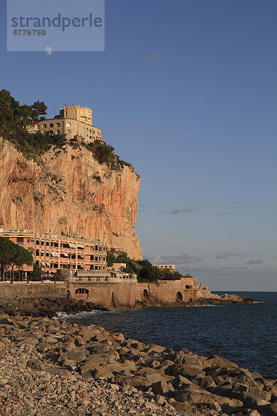 Französisch-italienische Grenze zwischen Menton und Ventimiglia  Felswand mit prähistorischen Grotten Balzi Rossi  Provinz Imperia  Italienische Riviera  Mittelmeer  Europa