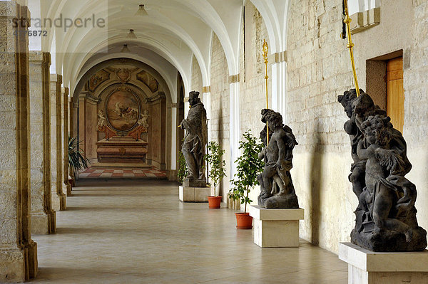 Barocke Heiligenstatuen  Fresko von Siard Nosecky  Kreuzgang  Paradieshof  Kloster Strahov  Prag  Böhmen  Tschechien  Europa