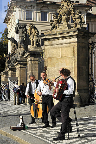 Straßenmusikanten am Eingangstor zum Ehrenhof  Prager Burg  Hradschin  Prag  Böhmen  Tschechien  Europa