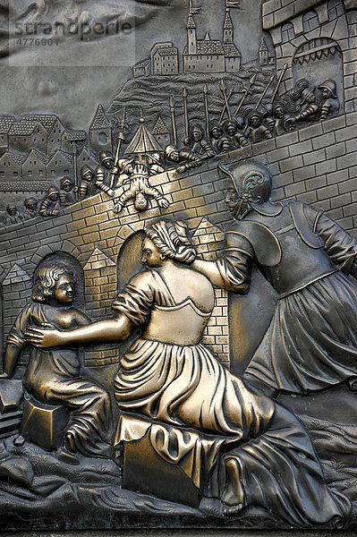 Bronze-Relief Brückensturz an Statue des hl. Johannes Nepomuk  Karlsbrücke  Prag  Böhmen  Tschechien  Europa