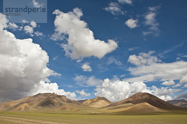 Spektakulärer Wolkenhimmel entlang der Straße von Ali nach Gerze  Westtibet  Tibet  Zentralasien