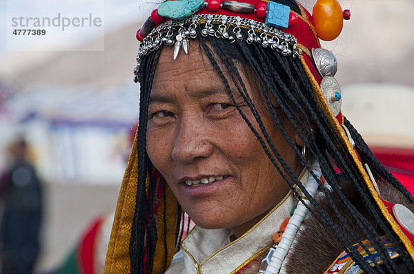 Pilgerin mit traditionellem Kopfschmuck  Portrait  Gerze  Westtibet  Tibet  Zentralasien