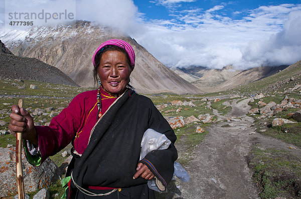 Pilgerin bei der Umrundung um den heiligen Berg Kailash  der Kailash Kora  Westtibet  Tibet  Zentralasien