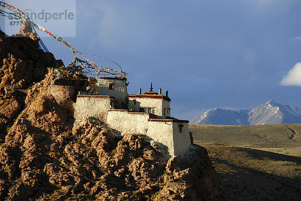 Tibetischer Buddhismus  Kloster am Berghang  Felsen  Chiu Gompa  Gang-Tise-Gebirge  Transhimalaya  Himalaja  Himalaya  Autonomes Gebiet Tibet  Volksrepublik China  Asien
