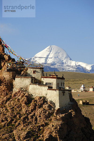 Tibetischer Buddhismus  Kloster am Berghang  Felsen  Chiu Gompa  schneebedeckter heiliger Berg Kailash  Südseite mit Rinne  Gang-Tise-Gebirge  Transhimalaya  Himalaja  Himalaya  Autonomes Gebiet Tibet  Volksrepublik China  Asien