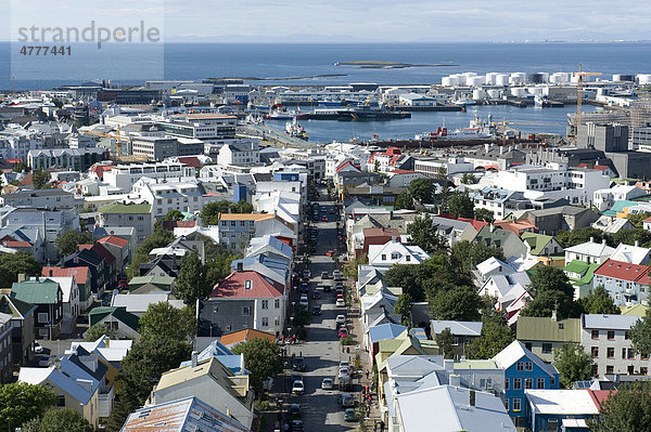 Blick von der Kirche Hallgrimskirkja auf die Hauptstraße Skolavördustigur und den Hafen  Stadtzentrum  Reykjavik  Island  Skandinavien  Nordeuropa  Europa
