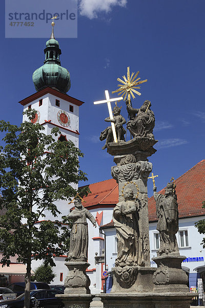 Stadtzentrum und Pfarrkirche Mariä Himmelfahrt in Tirschenreuth  Oberpfalz  Bayern  Deutschland  Europa