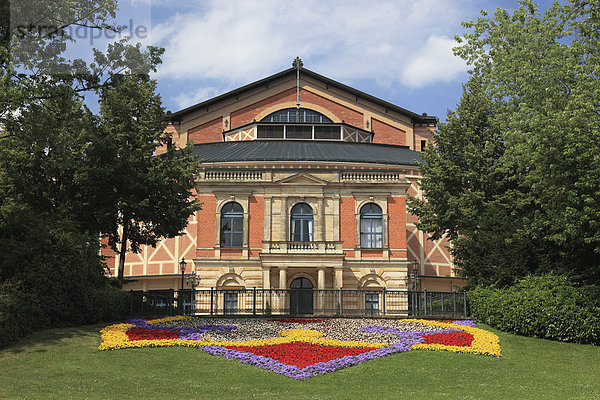 Das Richard Wagner Festspielhaus  Fassade 2010  auf dem Grünen Hügel  Bayreuth  Oberfranken  Bayern  Deutschland  Europa