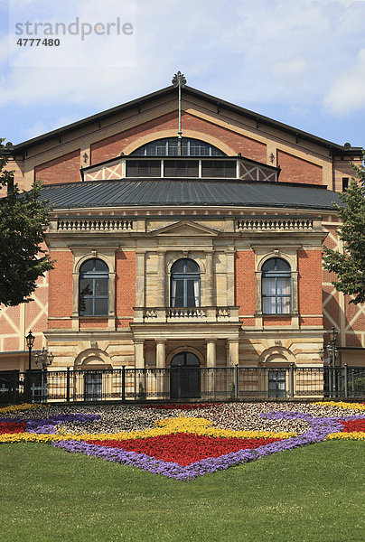 Das Richard Wagner Festspielhaus  Fassade 2010  auf dem Grünen Hügel  Bayreuth  Oberfranken  Bayern  Deutschland  Europa