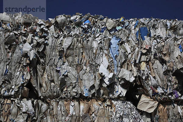 Altpapierstapel an einer Sammelstelle  Recyclinghof