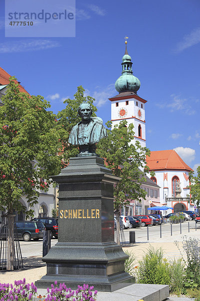 Denkmal von Johann Andreas Schmeller vor der Stadtpfarrkirche Mariä Himmelfahrt  Tirschenreuth  Oberpfalz  Bayern  Deutschland  Europa