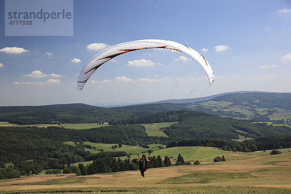 Paraglider beim Start  Wasserkuppe  Rhön  Hessen  Deutschland  Europa