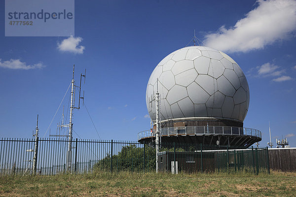 Ehemalige Radarkuppel  Radom  heute Aussichtskanzel und Ausstellungsraum  auf der Wasserkuppe  Rhön  Hessen  Deutschland  Europa