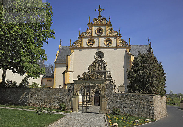 Klostertor und Kirchenportal der Wallfahrtskirche Maria im Sand  Dettelbach  Landkreis Kitzingen  Unterfranken  Bayern  Deutschland  Europa