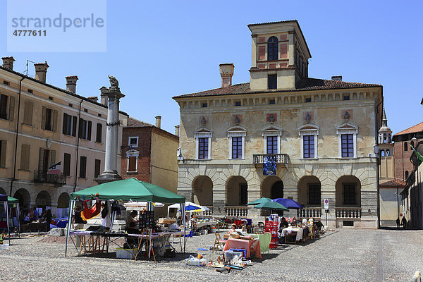Markt vor dem Herzogspalast  Palazzo Ducale  Sabbioneta  Unesco-Weltkulturerbe  Lombardei  Italien  Europa