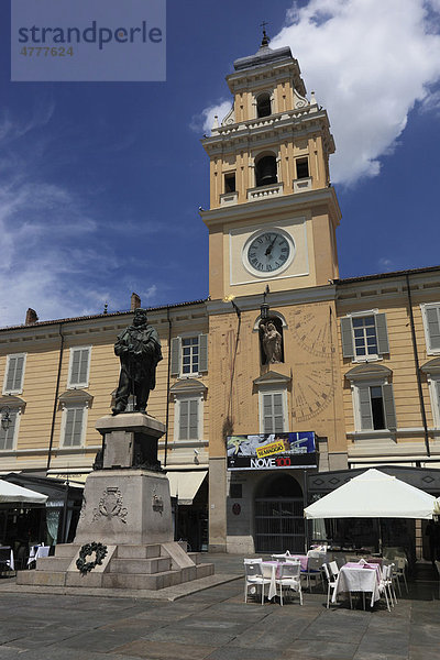 Garibaldistatue vor dem Palazzo del Governatore an der Piazza Garibaldi  Parma  Emilia Romagna  Italien  Europa