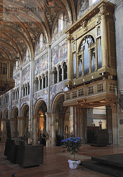 Orgel und Empore im Dom von Parma  Emilia Romagna  Italien  Europa