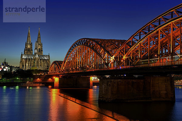 Kölner Dom zur blauen Stunde mit Hohenzollernbrücke  Köln  Nordrhein-Westfalen  Deutschland  Europa