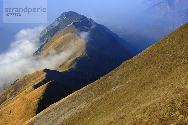 Bergrücken mit Dunst  Allgäuer Alpen  Kleinwalsertal  Vorarlberg  Österreich  Europa