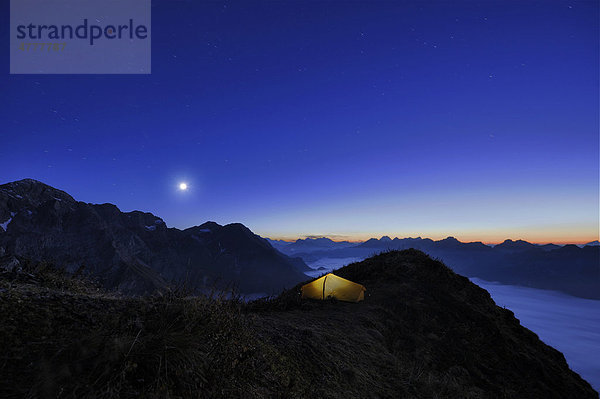Zelt auf Gipfel zur blauen Stunde  Allgäuer Alpen  Kleinwalsertal  Vorarlberg  Österreich  Europa