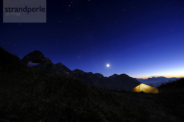 Zelt auf Gipfel zur blauen Stunde  Allgäuer Alpen  Kleinwalsertal  Vorarlberg  Österreich  Europa