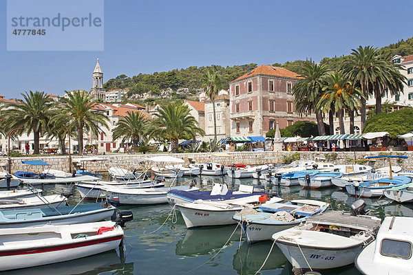 Boote im Hafen der Stadt Hvar  Insel Hvar  Mitteldalmatien  Dalmatien  Adriaküste  Kroatien  Europa