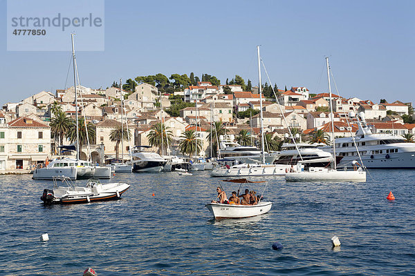 Boote im Hafen der Stadt Hvar  Insel Hvar  Mitteldalmatien  Dalmatien  Adriaküste  Kroatien  Europa