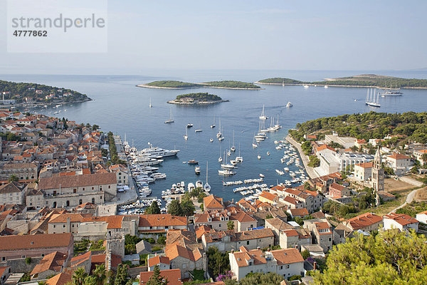 Blick auf die Stadt Hvar von der Festung  Insel Hvar  Mitteldalmatien  Dalmatien  Adriaküste  Kroatien  Europa