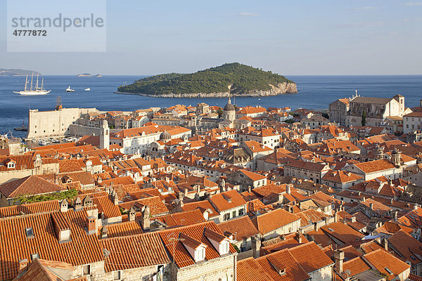Blick vom Minceta-Turm über die Daecher der Altstadt von Dubrovnik  Süddalmatien  Dalmatien  Adriaküste  Kroatien  Europa