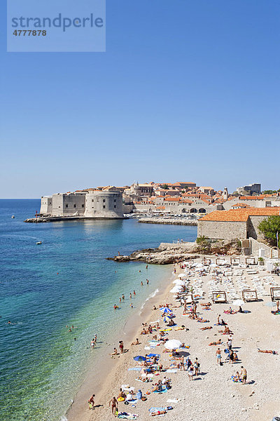 Badestrand neben der Altstadt von Dubrovnik  Süddalmatien  Dalmatien  Adriaküste  Kroatien  Europa