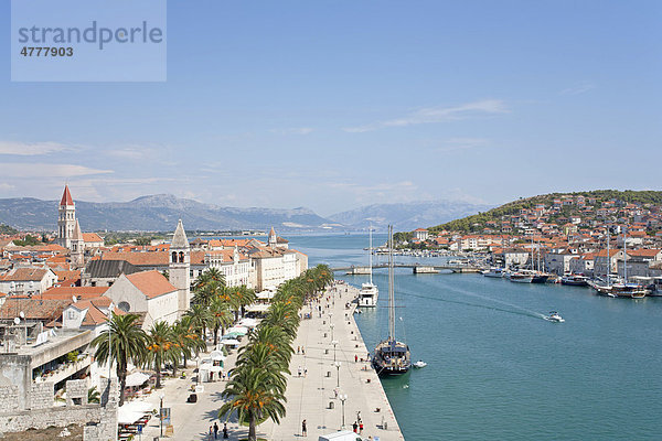 Blick über die Altstadt von Trogir von der Festung Kamerlengo  Adriaküste  Dalmatien  Kroatien  Europa