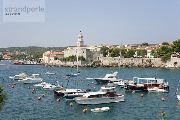 Bootshafen der Stadt Krk auf der Insel Krk  Kvarner Bucht  Adriaküste  Kroatien  Europa