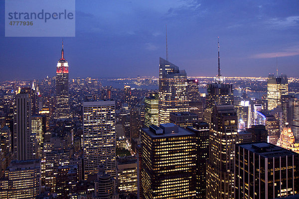 Abendlicher Blick vom Top of the Rock Observatory auf dem Rockefeller Center in Richtung Empire State Building  New York  USA