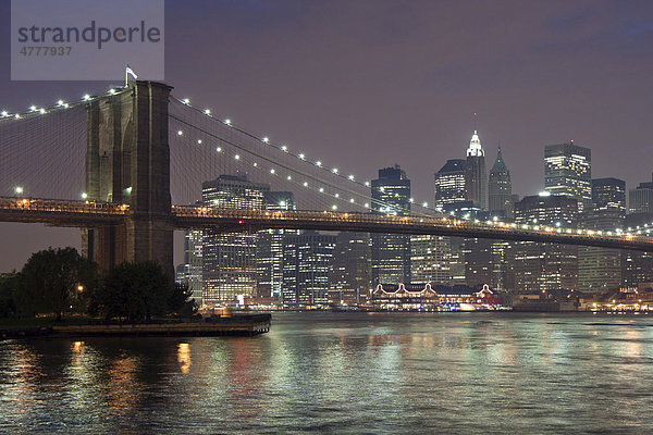 Nachtaufnahme  Brooklyn Bridge vor der Skyline von Manhattan  New York  USA