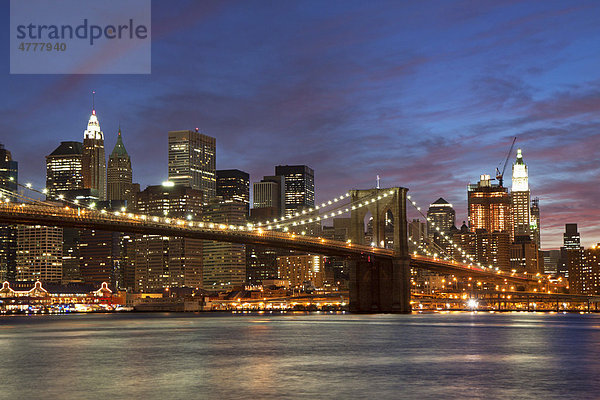 Skyline von Manhattan und Brooklyn Bridge  New York  USA