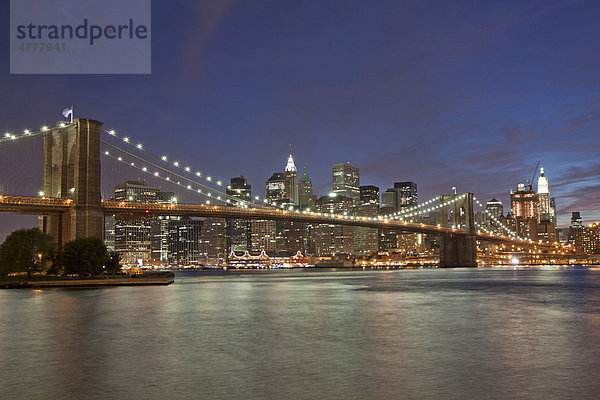 Skyline von Manhattan und Brooklyn Bridge  New York  USA
