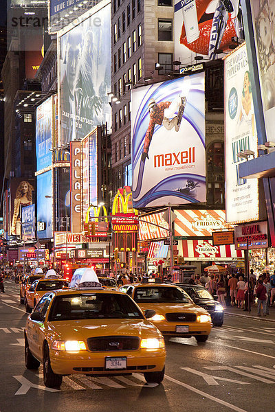Abendlicher Times Square  Manhattan  New York  USA