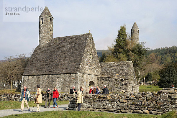 Rundturm und Kapelle in der Klosterruine Glendalough im County Wicklow  Irland  Europa