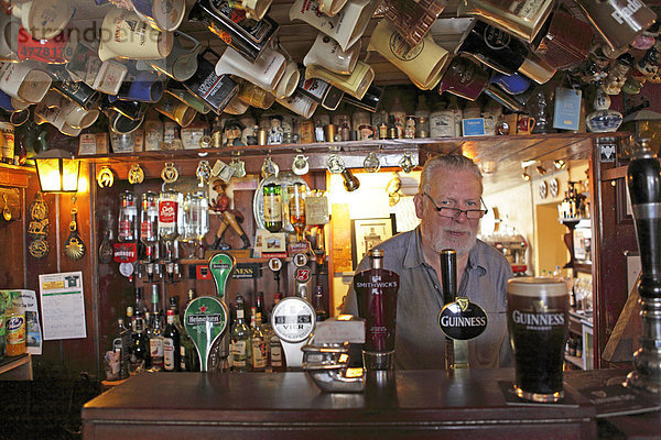 Wirt hinter der Theke  Pub Nancy's  Ardara  County Donegal  Irland  Europa