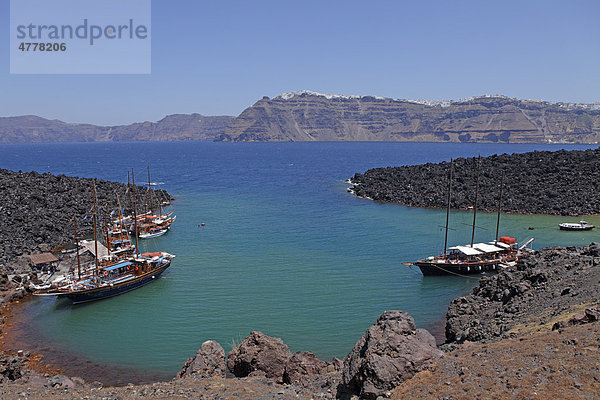 Hafen von Nea Kameni  Vulkaninsel  hinten Fira  Santorin  Kykladen  Ägäis  Griechenland  Europa