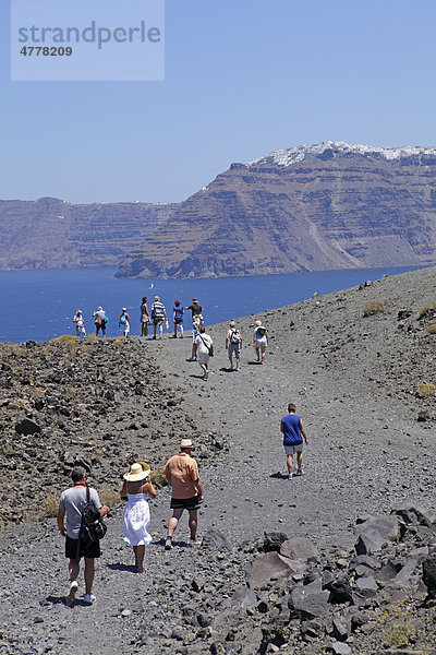 Fußmarsch auf den Vulkan  Nea Kameni  Vulkaninsel  hinten Fira  Santorin  Kykladen  Ägäis  Griechenland  Europa
