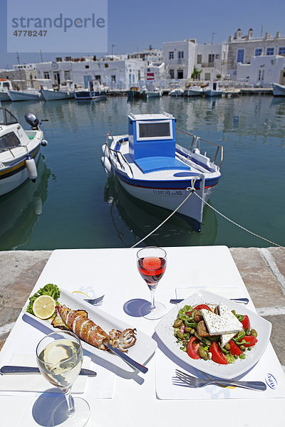 Gedeckter Tisch  Restaurant im Hafen  Naoussa  Insel Paros  Kykladen  Ägäis  Griechenland  Europa