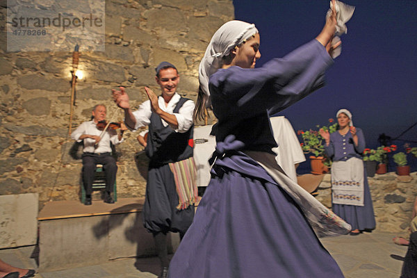 Folkloreabend in der Venezianischen Burg  Naxos-Stadt  Insel Naxos  Kykladen  Ägäis  Griechenland  Europa