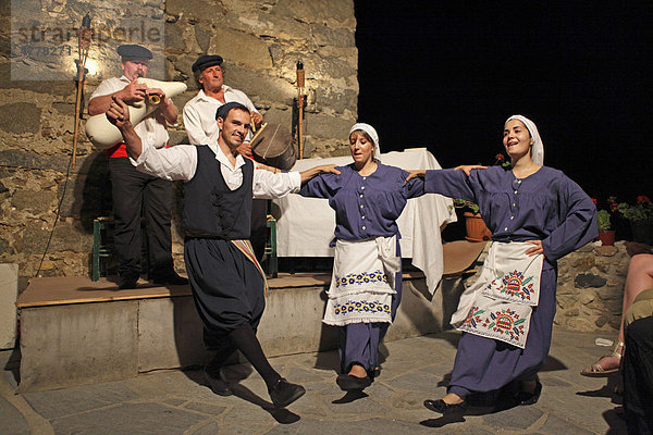 Folkloreabend in der Venezianischen Burg  Naxos-Stadt  Insel Naxos  Kykladen  Ägäis  Griechenland  Europa