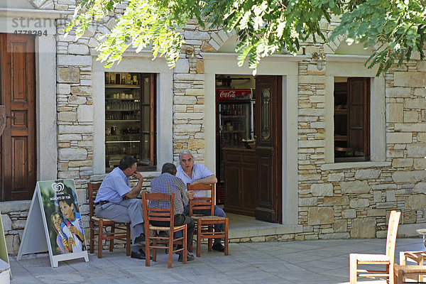 Männer im Kaffeehaus  Bergdorf Aperathos  Insel Naxos  Kykladen  Ägäis  Griechenland  Europa
