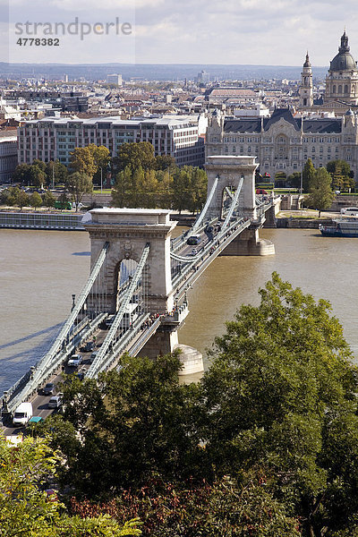 Kettenbrücke mit Donau in Budapest  Ungarn  Europa