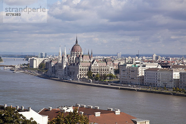 Ungarisches Parlament mit Donau in Budapest  Ungarn  Europa