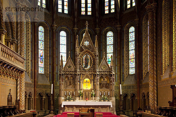 Altarraum der Matthiaskirche auf dem Burgberg in Budapest  Ungarn  Europa